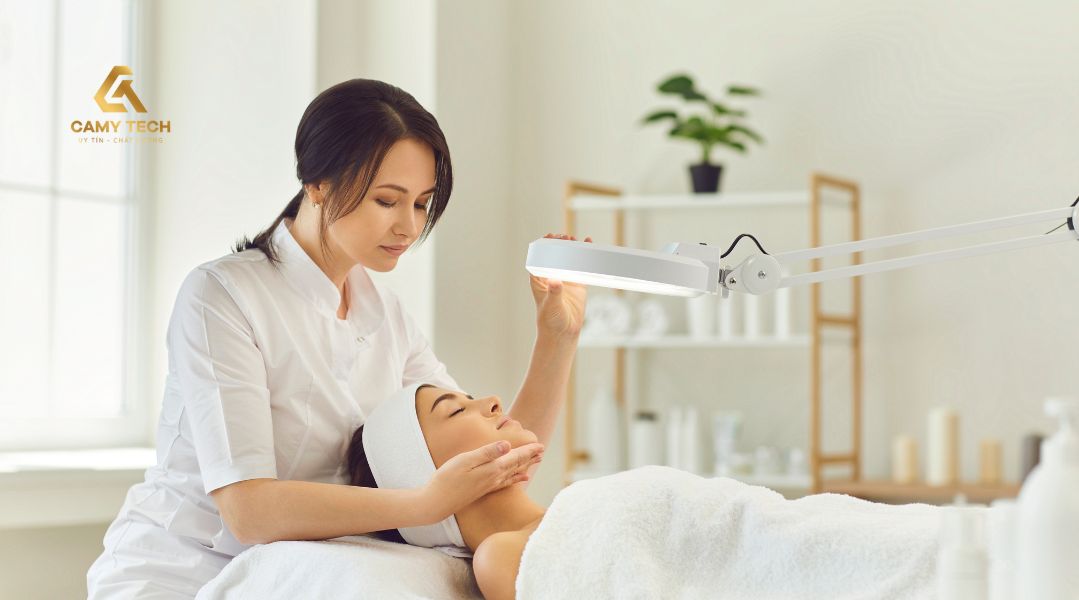 Soi da giúp phát hiện sớm các vấn đề tiềm ẩn, đặc biệt với loại da quá khô hoặc da dầu