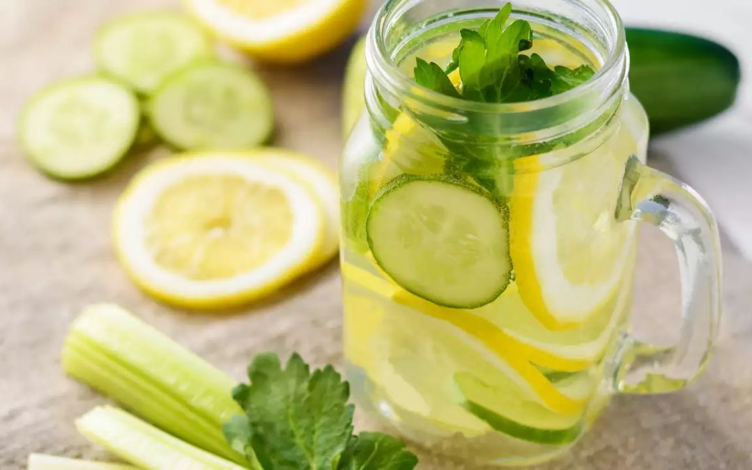 Detox chanh dưa chuột giúp da thải độc, sáng khỏe vào ngày hè