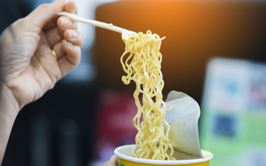 Không nên ăn mì tôm sau khi xóa xăm
